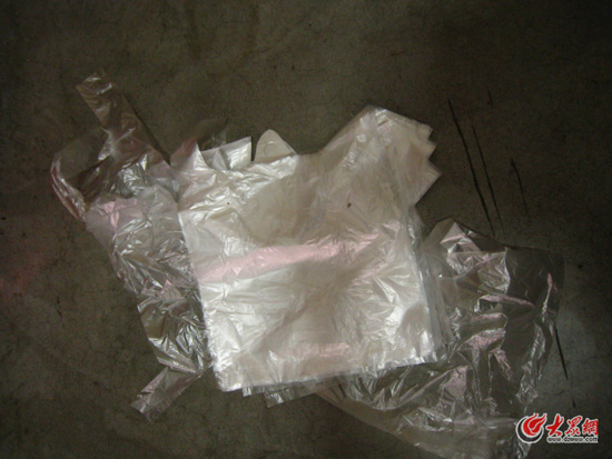 开云体育本网暗访：麻辣烫摊日用千余限塑袋 厂家送货