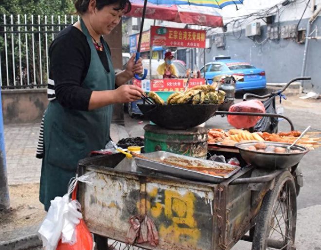 路边摊都往碗里套塑料袋高温热汤直接倒在里面不会有毒吗？